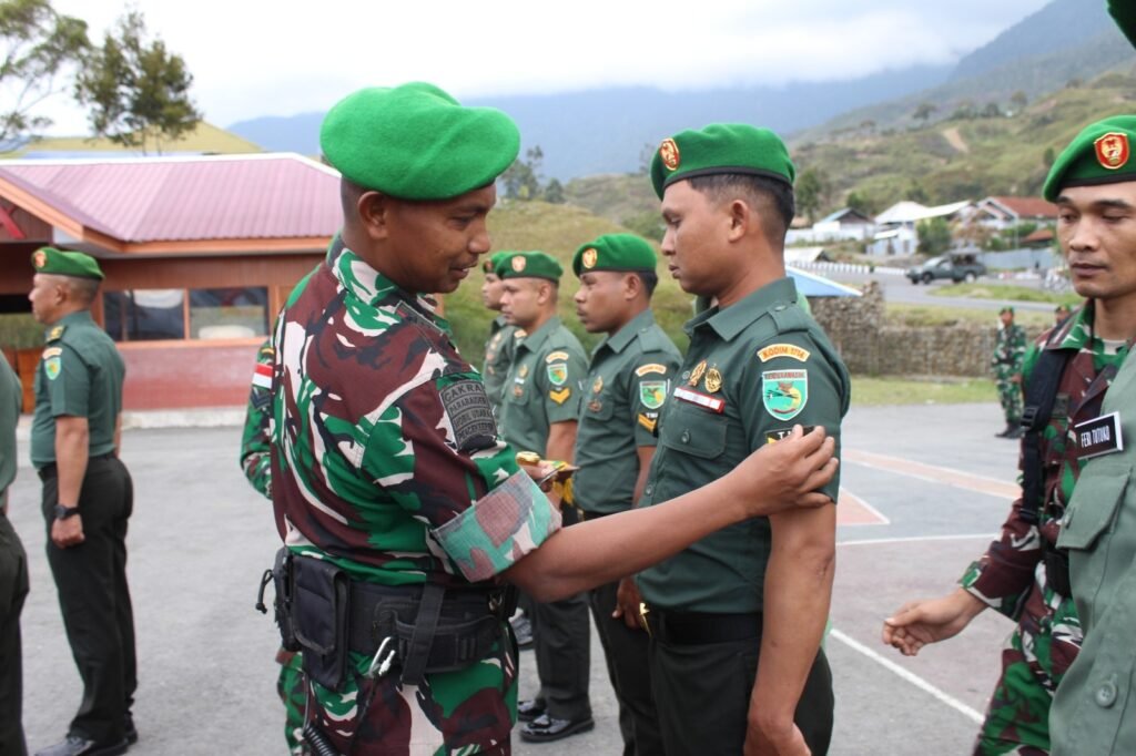 Portal Berita Indonesia dan Dunia Terkini Hari Ini, Update Harian Terbaru, Terlengkap, Tajam, Aktual dan Berimbang. Kodim 1714/Puncak Jaya Gelar Syukuran Kenaikan Pangkat Bintara dan Tamtama - Teropong Rakyat
