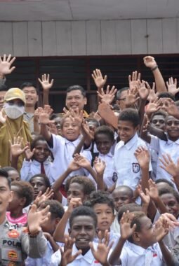 Satgas Damai Cartenz Bagikan Tas dan Alat Tulis untuk Masa Depan Papua