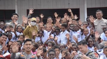 Satgas Damai Cartenz Bagikan Tas dan Alat Tulis untuk Masa Depan Papua