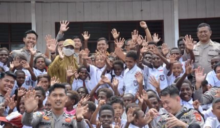 Satgas Damai Cartenz Bagikan Tas dan Alat Tulis untuk Masa Depan Papua - Teropong Rakyat