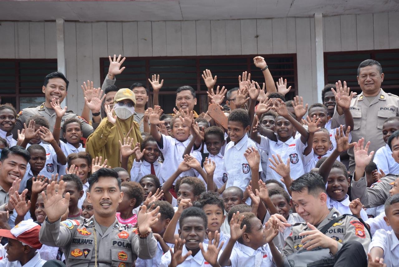 Satgas Damai Cartenz Bagikan Tas dan Alat Tulis untuk Masa Depan Papua