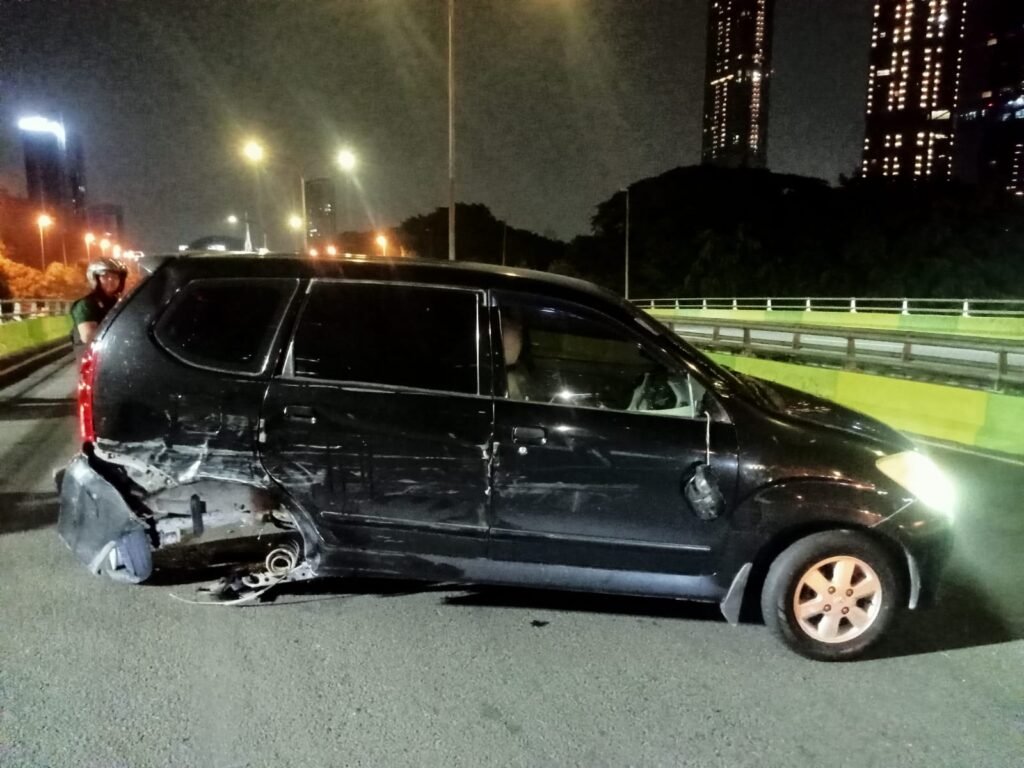 Portal Berita Indonesia dan Dunia Terkini Hari Ini, Update Harian Terbaru, Terlengkap, Tajam, Aktual dan Berimbang. Nyaris Adu Banteng, Pengemudi Toyota Avanza Banting Setir - Teropong Rakyat