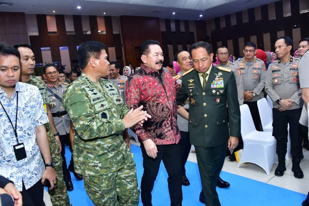 Panglima TNI Hadiri Acara Pisah Sambut Kapolri - Teropong Rakyat