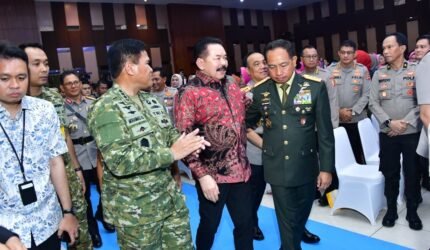 Panglima TNI Hadiri Acara Pisah Sambut Kapolri - Teropong Rakyat