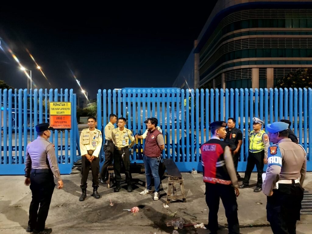 Portal Berita Indonesia dan Dunia Terkini Hari Ini, Update Harian Terbaru, Terlengkap, Tajam, Aktual dan Berimbang. Patroli Cipta Kondisi Polres Pelabuhan Tanjung Priok, Polisi Sasar Sejumlah Objek Vital Antisipasi Gangguan Kamtibmas - Teropong Rakyat