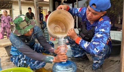 Kepedulian Tak Pernah Surut, Lanud Sjamsudin Noor Kembali Salurkan Air Bersih bagi Warga - Teropong Rakyat