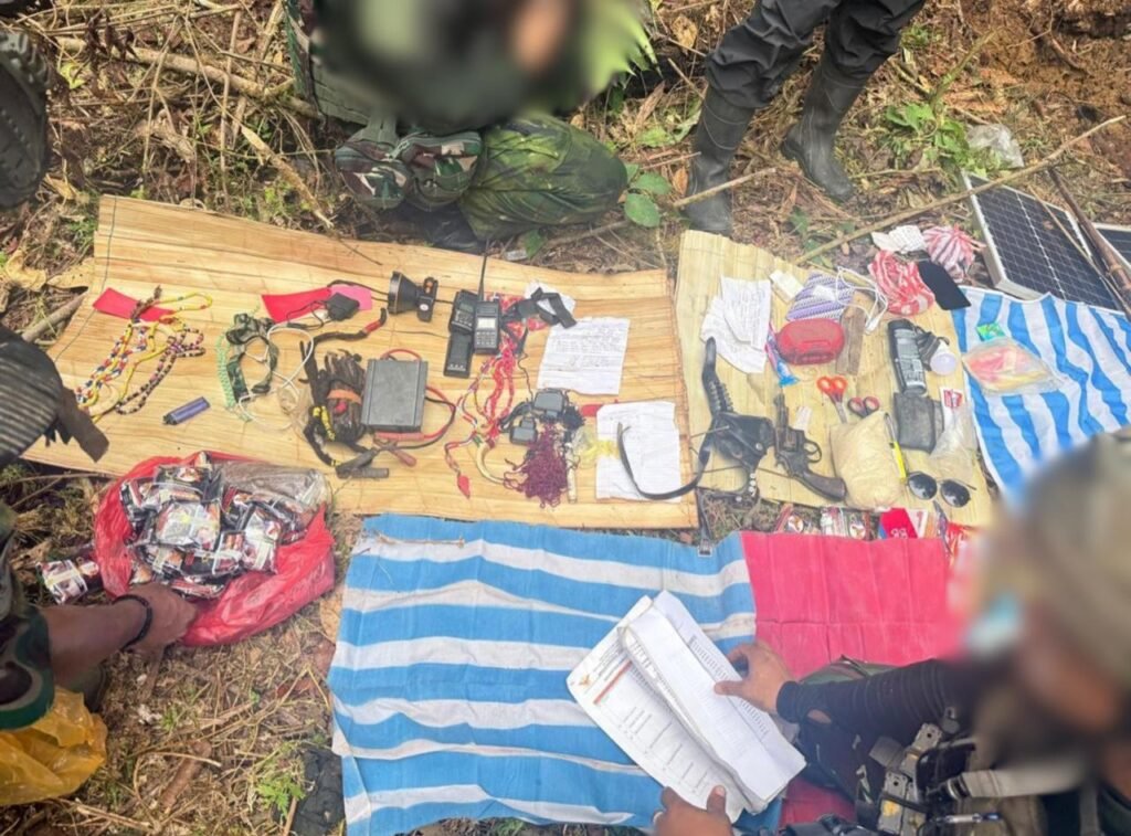 Portal Berita Indonesia dan Dunia Terkini Hari Ini, Update Harian Terbaru, Terlengkap, Tajam, Aktual dan Berimbang. Senjata Api dan Munisi Diamankan dari Kelompok OPM Kodap Sorong Raya dalam Patroli Keamanan Koops TNI Habema di Maybrat - Teropong Rakyat