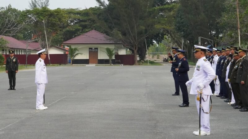 Kaskogabwilhan II Laksda TNI Isswarto, memimpin Upacara Peringatan HUT ke-81 Tentara Nasional Indonesia dengan penuh khidmat.