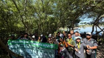 Dosen FEB UPN “Veteran” Jatim Gelar International Community Services melalui Aksi Konservasi Mangrove