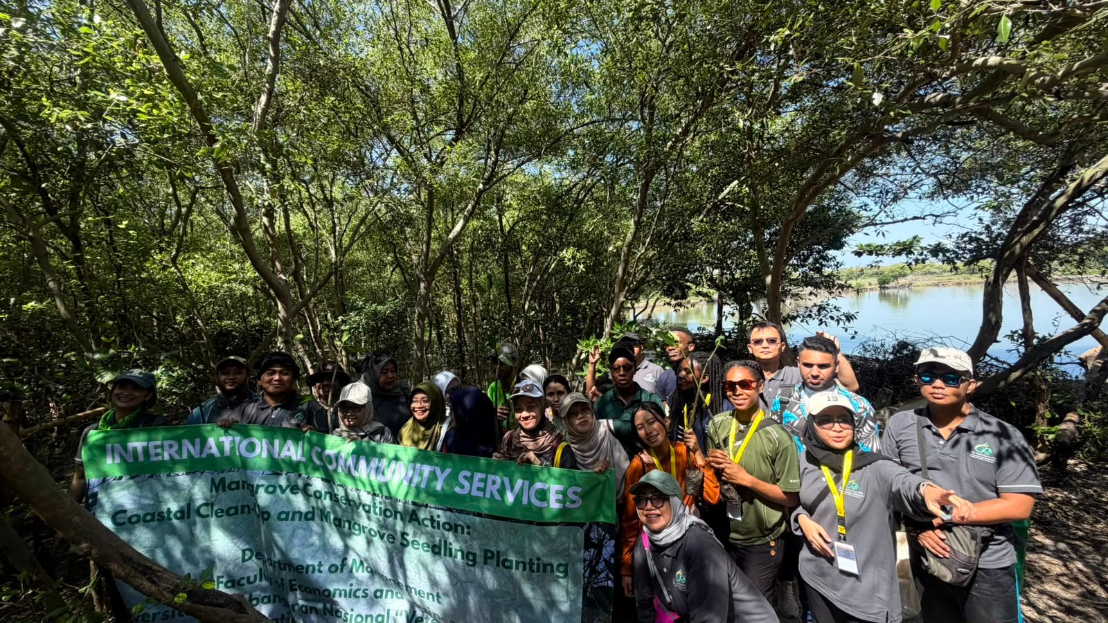Portal Berita Indonesia dan Dunia Terkini Hari Ini, Update Harian Terbaru, Terlengkap, Tajam, Aktual dan Berimbang. Dosen FEB UPN “Veteran” Jatim Gelar International Community Services melalui Aksi Konservasi Mangrove