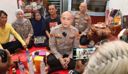Kapolres Priok Sambangi Rumah ABK Korban Penganiayaan KM. Maulana 23, Berikan Bantuan dan Tegaskan Usut Kasus Hingga TPPO - Teropong Rakyat