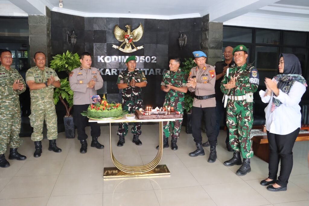 Semarak HUT ke-81 TNI, Polres Pelabuhan Tanjung Priok Perkuat Sinergitas TNI-Polri - Teropong Rakyat