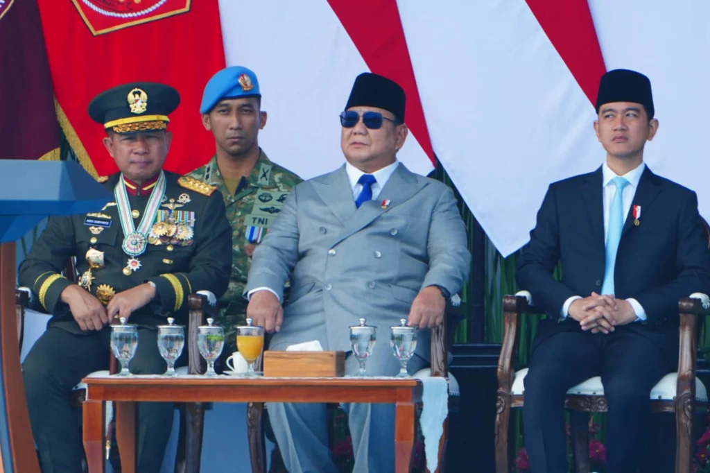 Portal Berita Indonesia dan Dunia Terkini Hari Ini, Update Harian Terbaru, Terlengkap, Tajam, Aktual dan Berimbang. Penuh Khidmat, Panglima TNI Dampingi Presiden Prabowo Pimpin Upacara HUT ke-81 TNI Tahun 2026 - Teropong Rakyat