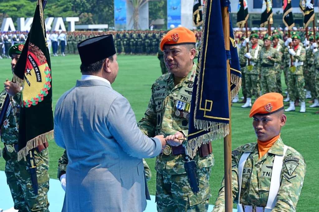 Portal Berita Indonesia dan Dunia Terkini Hari Ini, Update Harian Terbaru, Terlengkap, Tajam, Aktual dan Berimbang. Perkuat Pertahanan Negara, Presiden Prabowo Resmikan 204 Satuan Baru TNI Tiga Matra - Teropong Rakyat