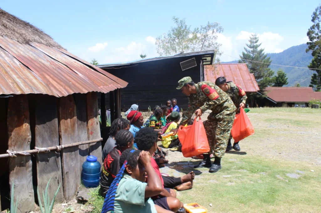 HUT Ke-81 TNI Tahun 2026, Kodim 1714/Puncak Jaya Berbagi Kasih Bersama Masyarakat Kampung Kulok Enggame - Teropong Rakyat