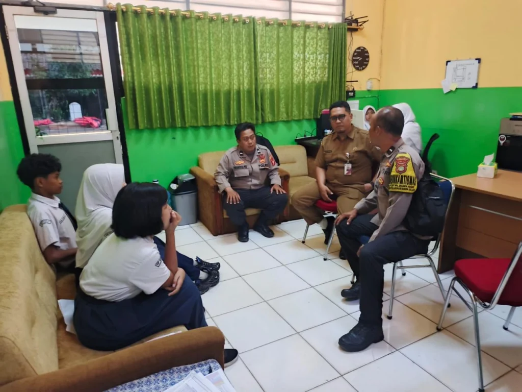 Portal Berita Indonesia dan Dunia Terkini Hari Ini, Update Harian Terbaru, Terlengkap, Tajam, Aktual dan Berimbang. Polisi Pendamping Kelas Pantau Kehadiran Siswa SMPN 261 Muara Angke, Pastikan Kegiatan Belajar Berjalan Aman - Teropong Rakyat