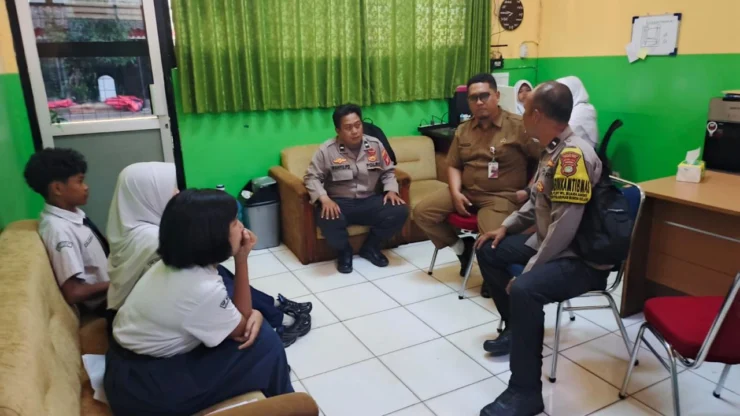 Portal Berita Indonesia dan Dunia Terkini Hari Ini, Update Harian Terbaru, Terlengkap, Tajam, Aktual dan Berimbang. Polisi Pendamping Kelas Pantau Kehadiran Siswa SMPN 261 Muara Angke, Pastikan Kegiatan Belajar Berjalan Aman