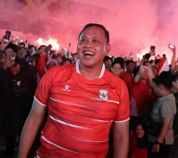 Portal Berita Indonesia dan Dunia Terkini Hari Ini, Update Harian Terbaru, Terlengkap, Tajam, Aktual dan Berimbang. Satu Negeri, Satu Sorakan! Bekasi Bergemuruh — Tri Adhianto Buka Pesta Rakyat di Plaza Patriot: Semua Bersorak, Semua Bersama - Teropong Rakyat