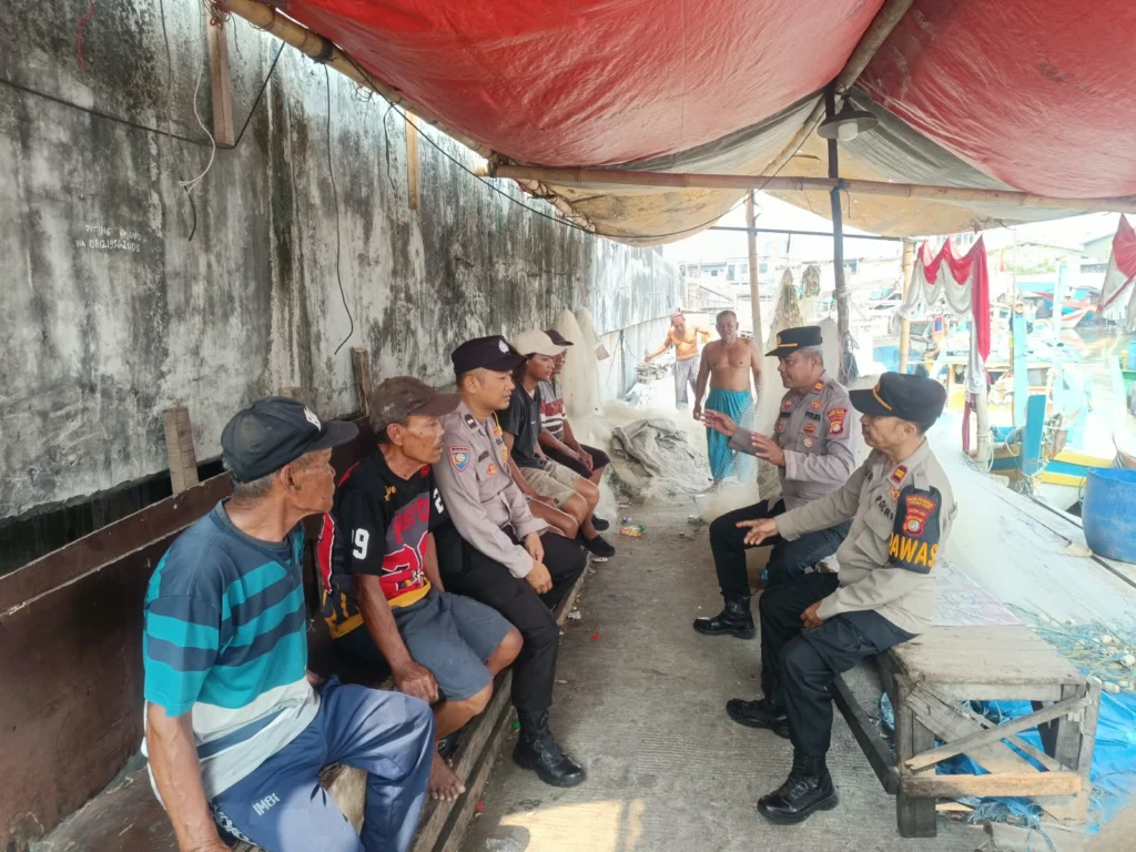 Portal Berita Indonesia dan Dunia Terkini Hari Ini, Update Harian Terbaru, Terlengkap, Tajam, Aktual dan Berimbang. Polsek Kawasan Kalibaru Gelar “Jaga Jakarta On The Spot”, Ajak Nelayan Jaga Kamtibmas dan Keselamatan Melaut - Teropong Rakyat
