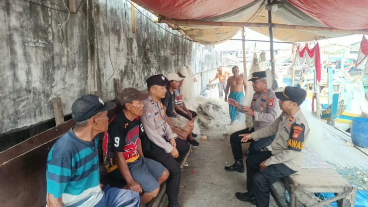 Portal Berita Indonesia dan Dunia Terkini Hari Ini, Update Harian Terbaru, Terlengkap, Tajam, Aktual dan Berimbang. Polsek Kawasan Kalibaru Gelar “Jaga Jakarta On The Spot”, Ajak Nelayan Jaga Kamtibmas dan Keselamatan Melaut