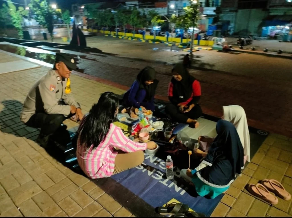 Portal Berita Indonesia dan Dunia Terkini Hari Ini, Update Harian Terbaru, Terlengkap, Tajam, Aktual dan Berimbang. Bhabinkamtibmas Sambangi Masyarakat Pelabuhan Kalibaru, Imbau Waspada Kamtibmas dan Bahaya Kebakaran - Teropong Rakyat