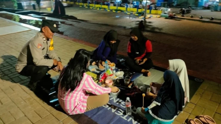 Bhabinkamtibmas Sambangi Masyarakat Pelabuhan Kalibaru, Imbau Waspada Kamtibmas dan Bahaya Kebakaran