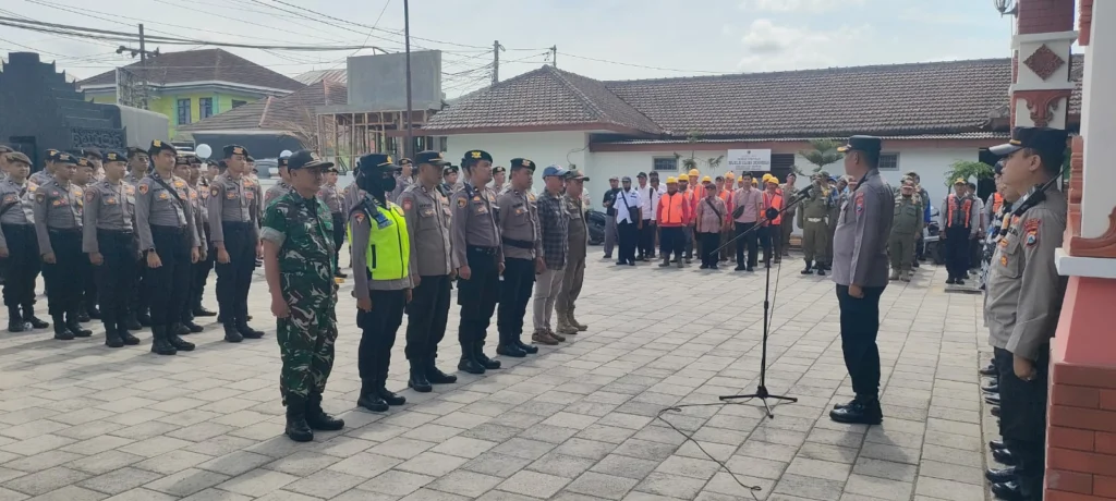 Portal Berita Indonesia dan Dunia Terkini Hari Ini, Update Harian Terbaru, Terlengkap, Tajam, Aktual dan Berimbang. Eksekusi Lahan Pelebaran Jalan Gondanglegi-Balekambang Dikawal Ratusan Personel - Teropong Rakyat