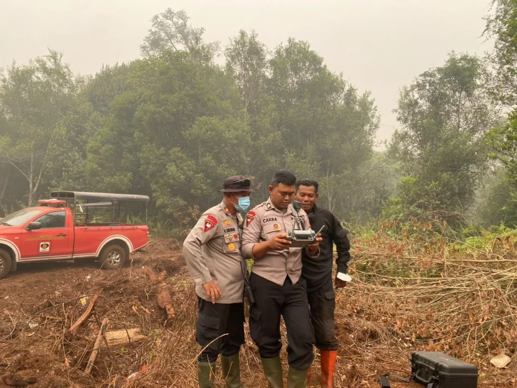 Portal Berita Indonesia dan Dunia Terkini Hari Ini, Update Harian Terbaru, Terlengkap, Tajam, Aktual dan Berimbang. Satgas Karhutla Satbrimob Polda Kalteng Terus Lakukan Pembasahan di Tanjung Taruna - Teropong Rakyat