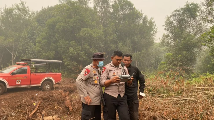 Satgas Karhutla Satbrimob Polda Kalteng Terus Lakukan Pembasahan di Tanjung Taruna