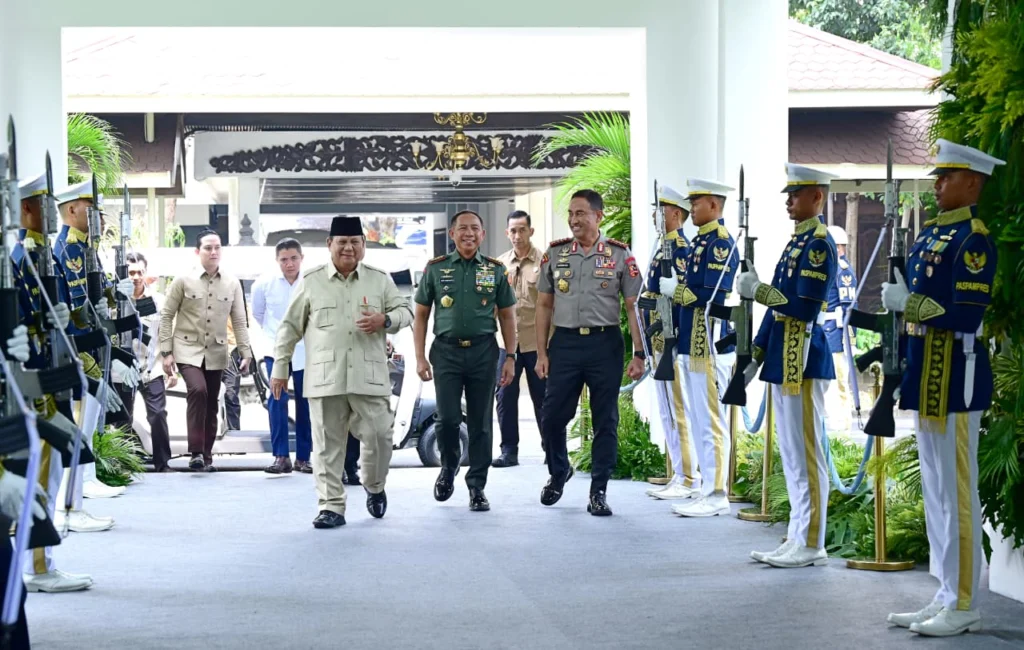 Portal Berita Indonesia dan Dunia Terkini Hari Ini, Update Harian Terbaru, Terlengkap, Tajam, Aktual dan Berimbang. Panglima TNI Hadiri Taklimat Presiden, 800 Pati TNI-Polri Satukan Visi - Teropong Rakyat