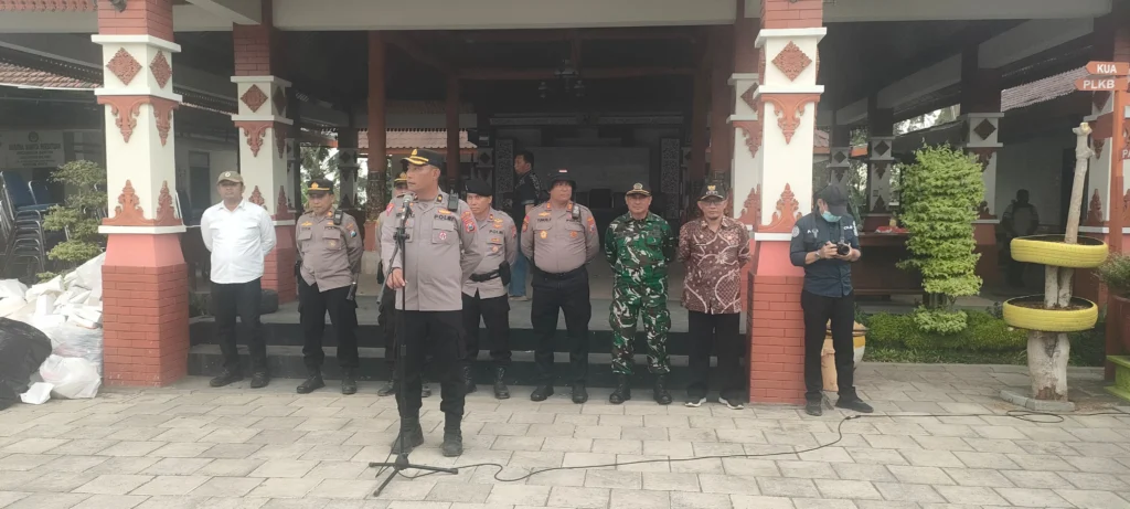 Koramil Bantur Kawal Pengamanan Eksekusi 9 Titik Lahan Pelebaran Jalan Gondanglegi-Balekambang - Teropong Rakyat