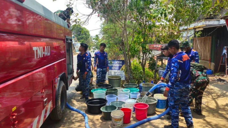 Lanud Sjamsudin Noor Kembali Hadirkan Setetes Kepedulian di Tengah Kekeringan