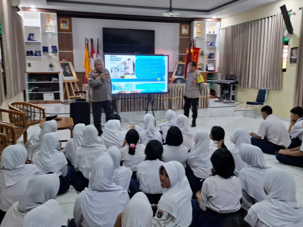 Portal Berita Indonesia dan Dunia Terkini Hari Ini, Update Harian Terbaru, Terlengkap, Tajam, Aktual dan Berimbang. Polsek Kawasan Sunda Kelapa Polres Priok, Sosialisasikan SPMB SMA Kemala Taruna Bhayangkara, Dorong Siswa Berprestasi Raih Pendidikan Berkualitas - Teropong Rakyat