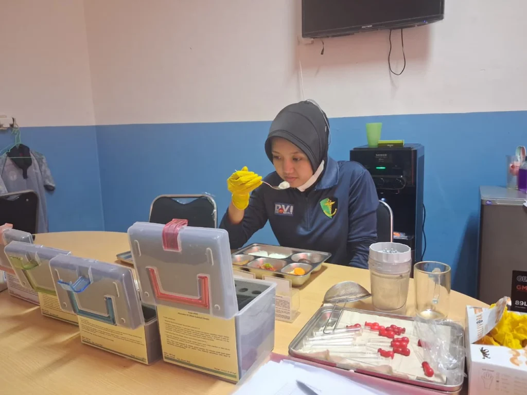 Portal Berita Indonesia dan Dunia Terkini Hari Ini, Update Harian Terbaru, Terlengkap, Tajam, Aktual dan Berimbang. Food Safety MBG Polri di SPPG Rawa Badak Utara, Hasil Pemeriksaan Dinyatakan Layak Konsumsi - Teropong Rakyat