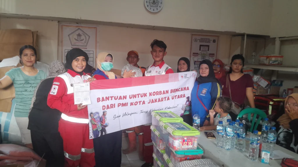PMI Berikan Bantuan untuk Penyintas Kebakaran Kapuk Muara, 245 Warga Terdampak - Teropong Rakyat