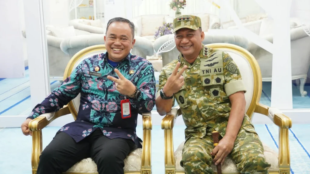 Portal Berita Indonesia dan Dunia Terkini Hari Ini, Update Harian Terbaru, Terlengkap, Tajam, Aktual dan Berimbang. Disambut Pangkogabwilhan II Marsdya TNI Muzafar, Komisi I DPR RI Tegaskan Komitmen Dukung Alutsista dan Kesejahteraan Prajurit - Teropong Rakyat