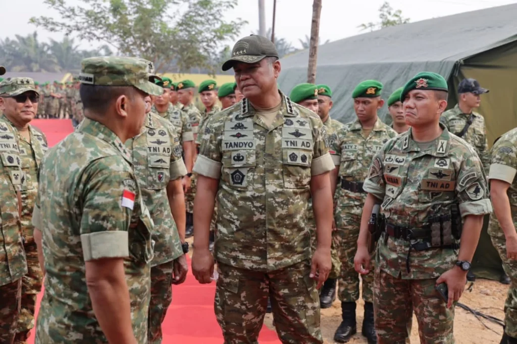 Portal Berita Indonesia dan Dunia Terkini Hari Ini, Update Harian Terbaru, Terlengkap, Tajam, Aktual dan Berimbang. Wakil Panglima TNI Tinjau Kesiapan Yonif TP 926/Pangalangok Libau di Kalimantan Barat - Teropong Rakyat