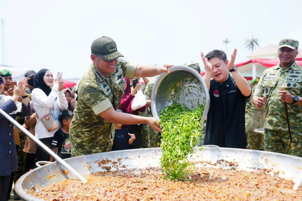 Wakil Panglima TNI Bagikan Sembako dan Tinjau Masak Kuali Merah Putih Bobon Santoso, Perkuat Kebersamaan TNI dan Rakyat - Teropong Rakyat