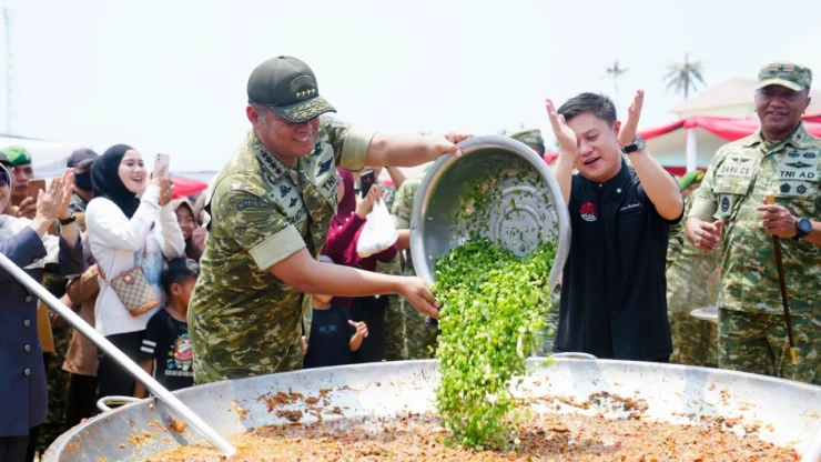 Portal Berita Indonesia dan Dunia Terkini Hari Ini, Update Harian Terbaru, Terlengkap, Tajam, Aktual dan Berimbang. Wakil Panglima TNI Bagikan Sembako dan Tinjau Masak Kuali Merah Putih Bobon Santoso, Perkuat Kebersamaan TNI dan Rakyat
