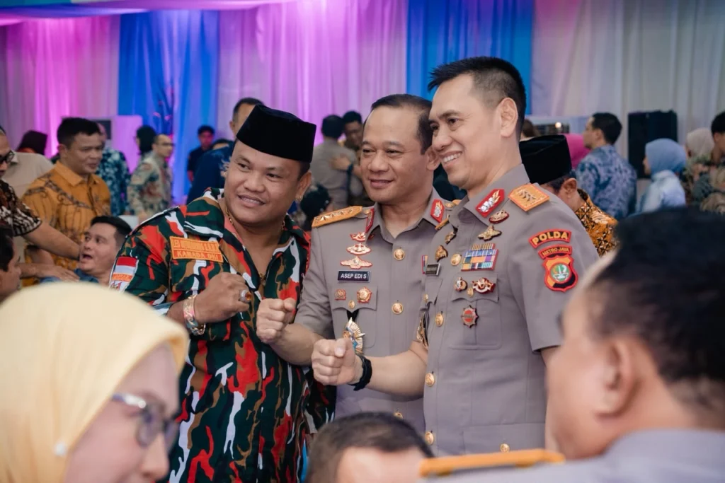 Portal Berita Indonesia dan Dunia Terkini Hari Ini, Update Harian Terbaru, Terlengkap, Tajam, Aktual dan Berimbang. Suasana Kebersamaan Warnai Pisah Sambut Pimpinan Polda Metro Jaya - Teropong Rakyat