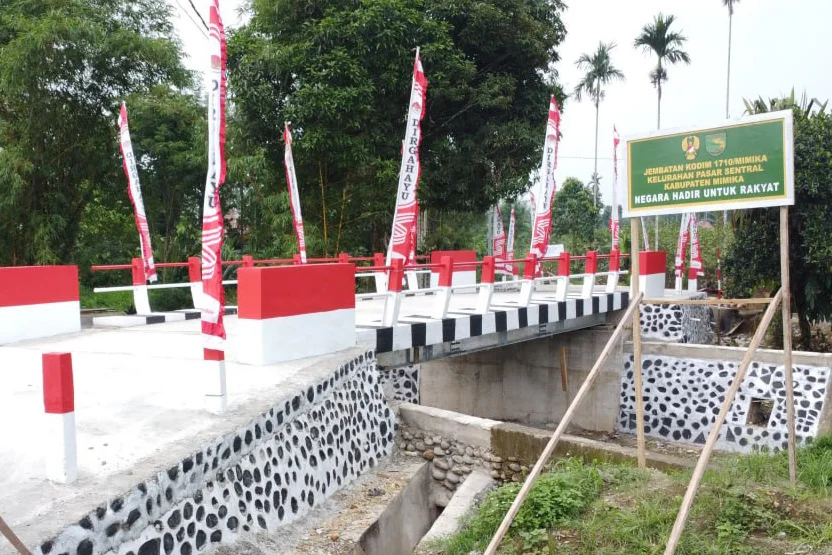 Portal Berita Indonesia dan Dunia Terkini Hari Ini, Update Harian Terbaru, Terlengkap, Tajam, Aktual dan Berimbang. Kodim 1710/Mimika Rampungkan 10 Titik Jembatan Beton Garuda Merah Putih di Kabupaten Mimika - Teropong Rakyat