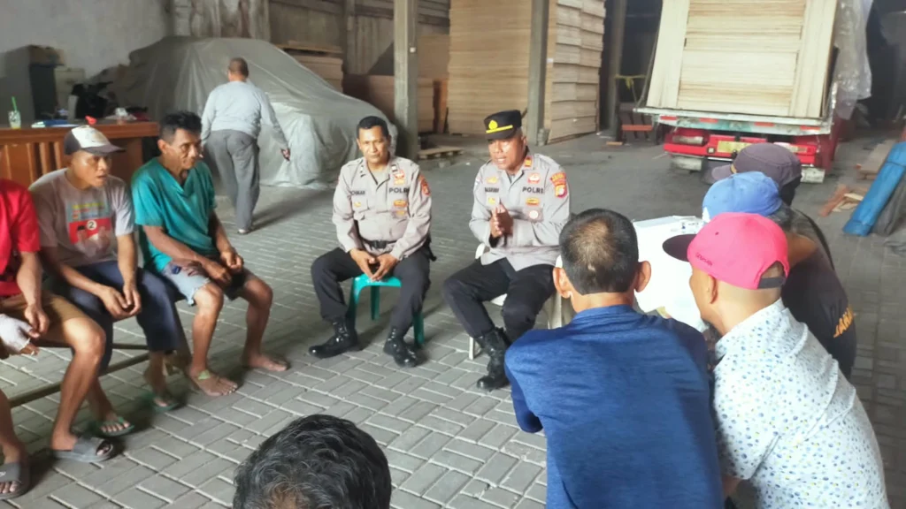 Portal Berita Indonesia dan Dunia Terkini Hari Ini, Update Harian Terbaru, Terlengkap, Tajam, Aktual dan Berimbang. Jaga Jakarta On The Spot, Polsek Kawasan Kalibaru Ajak Pekerja Pelabuhan Bersama Jaga Kamtibmas - Teropong Rakyat