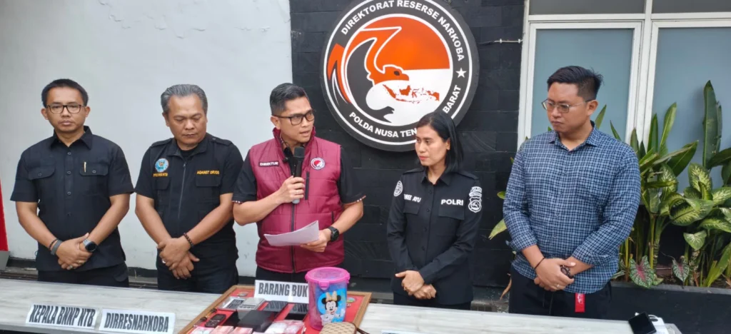 Portal Berita Indonesia dan Dunia Terkini Hari Ini, Update Harian Terbaru, Terlengkap, Tajam, Aktual dan Berimbang. Operasi Gabungan Polda NTB Gerebek Dugaan Sarang Narkoba di Mataram, Sabu 51,58 Gram Disita - Teropong Rakyat