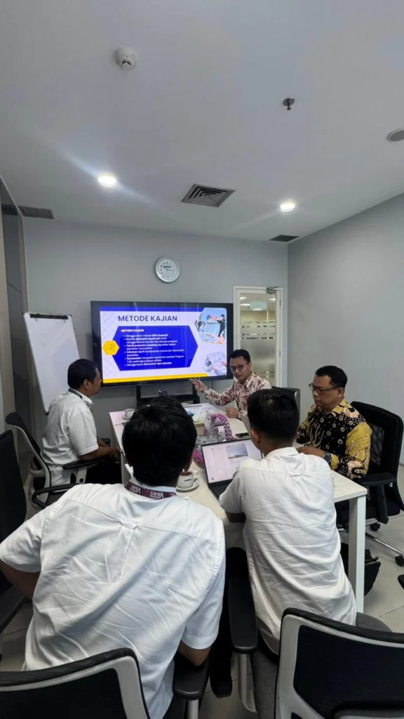 Portal Berita Indonesia dan Dunia Terkini Hari Ini, Update Harian Terbaru, Terlengkap, Tajam, Aktual dan Berimbang. Akademisi dan Industri Bersinergi: Dosen Manajemen UPN Jatim Jadi Tim Ahli SROI PT INKA 2026 - Teropong Rakyat
