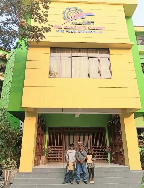 Portal Berita Indonesia dan Dunia Terkini Hari Ini, Update Harian Terbaru, Terlengkap, Tajam, Aktual dan Berimbang. Ketua LPM Bojong Menteng Irfan SH Advokasi Warga untuk Mendapatkan Ijazah di Sekolah BKM Bina Karya Mandiri - Teropong Rakyat