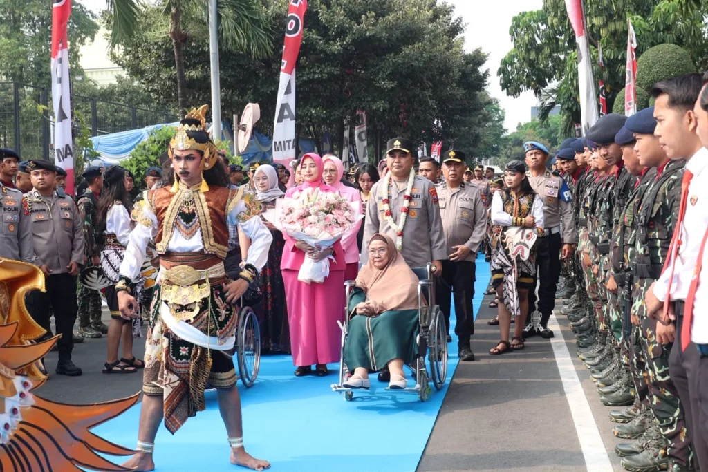 Portal Berita Indonesia dan Dunia Terkini Hari Ini, Update Harian Terbaru, Terlengkap, Tajam, Aktual dan Berimbang. Disambut Pedang Pora dan Atraksi Budaya, Irjen Pol Dekananto Eko Purwono Resmi Pimpin Polda Jatim - Teropong Rakyat