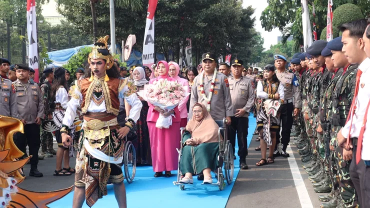 Portal Berita Indonesia dan Dunia Terkini Hari Ini, Update Harian Terbaru, Terlengkap, Tajam, Aktual dan Berimbang. Disambut Pedang Pora dan Atraksi Budaya, Irjen Pol Dekananto Eko Purwono Resmi Pimpin Polda Jatim