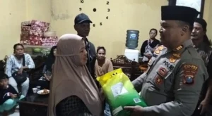 Portal Berita Indonesia dan Dunia Terkini Hari Ini, Update Harian Terbaru, Terlengkap, Tajam, Aktual dan Berimbang. Polsek Pakisaji Takziah ke Rumah Duka Korban KM Virgo Transport 8 - Teropong Rakyat