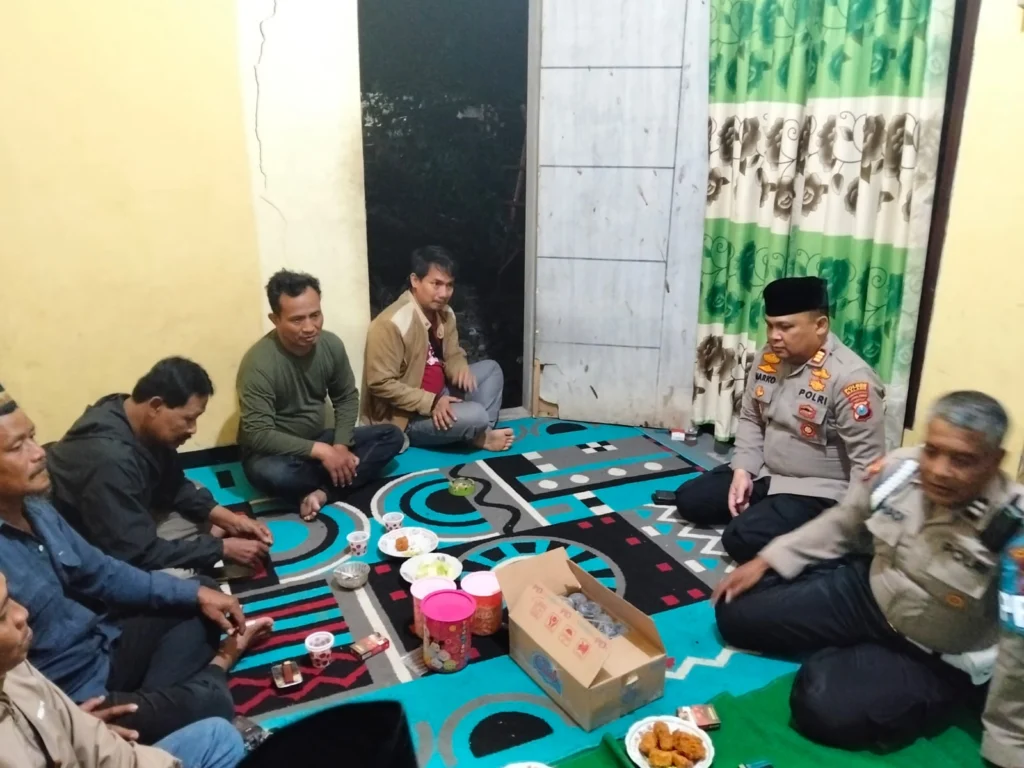 Portal Berita Indonesia dan Dunia Terkini Hari Ini, Update Harian Terbaru, Terlengkap, Tajam, Aktual dan Berimbang. Polsek Pakisaji Takziah ke Rumah Duka Korban KM Virgo Transport 8 - Teropong Rakyat
