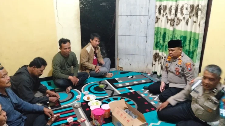 Portal Berita Indonesia dan Dunia Terkini Hari Ini, Update Harian Terbaru, Terlengkap, Tajam, Aktual dan Berimbang. Polsek Pakisaji Takziah ke Rumah Duka Korban KM Virgo Transport 8